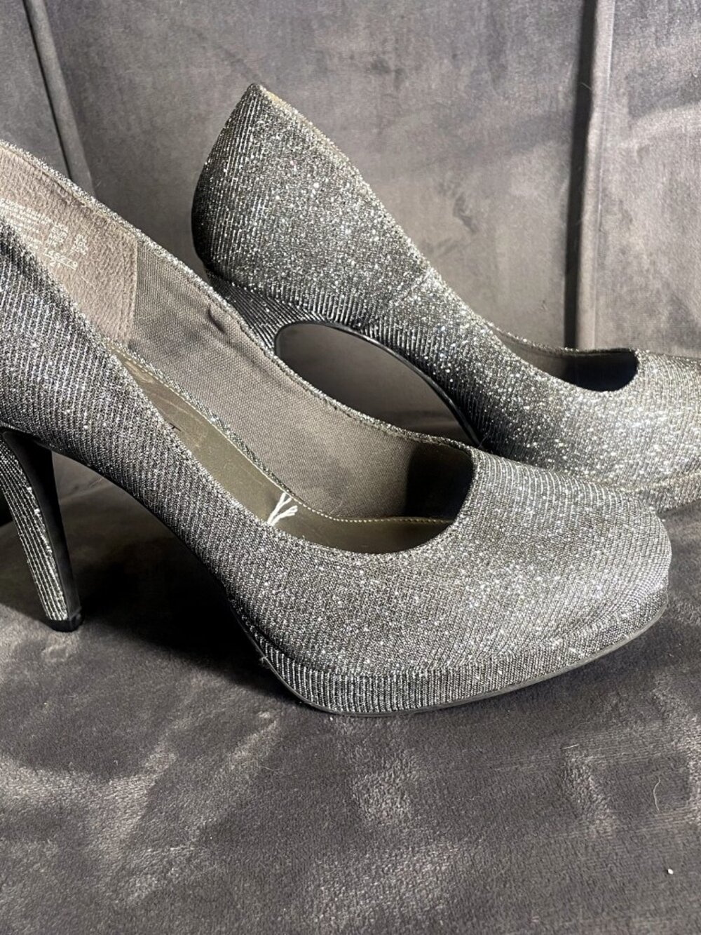 Fioni Night Glitter Platform Pumps Pewter Silver Size 8.5